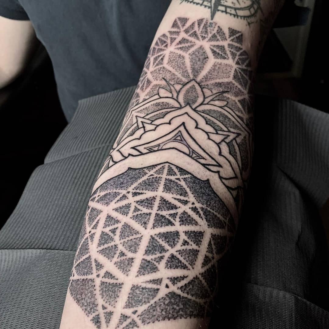 geometric tattoos — thewolfrosario: Done by @thewolfrosario do not...